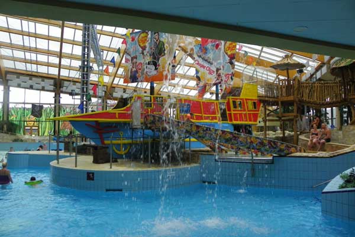 Blick auf das Piratenschiff im Aquapark Prag