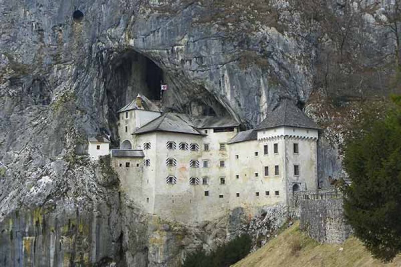 In den Felsen hineingebaut - die Burg Predjama