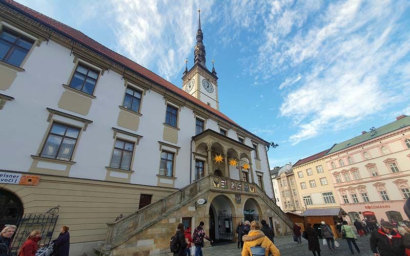 Im Rathaus unter der Treppe befindet sich das Café-Restaurant Caesar