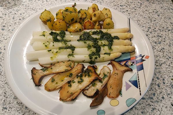 Spargel mit Seitlingen und Bärlauchpesto