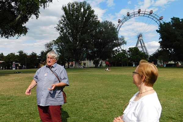 Auf der Kaiserwiese beim Riesenrad beginnt die Tour