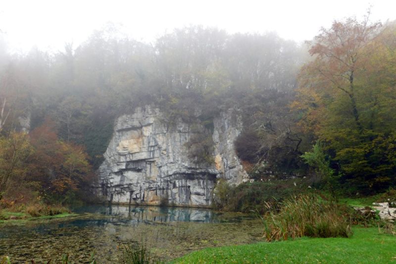 Unter der mächtigen Felswand entspringen die Quellen der Krupa