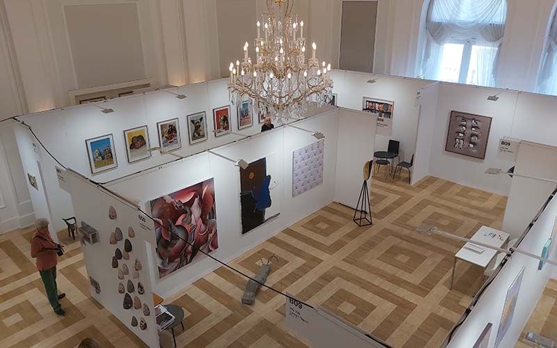 Blick von oben in die Ausstellung viennacontemporary 2024