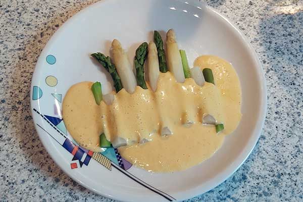 Ein Klassiker: Sauce Hollandaise und Spargel