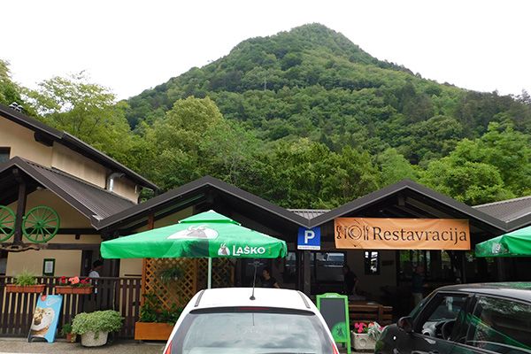 Leider parken vor dem Restaurant die Autos