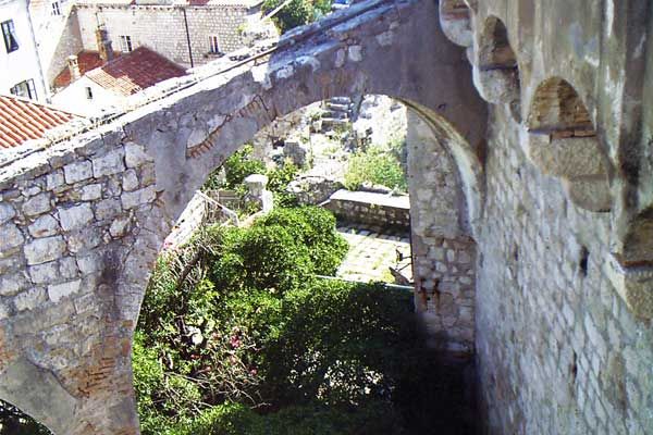 Blick von der Stadtmauer in Dubrovnik
