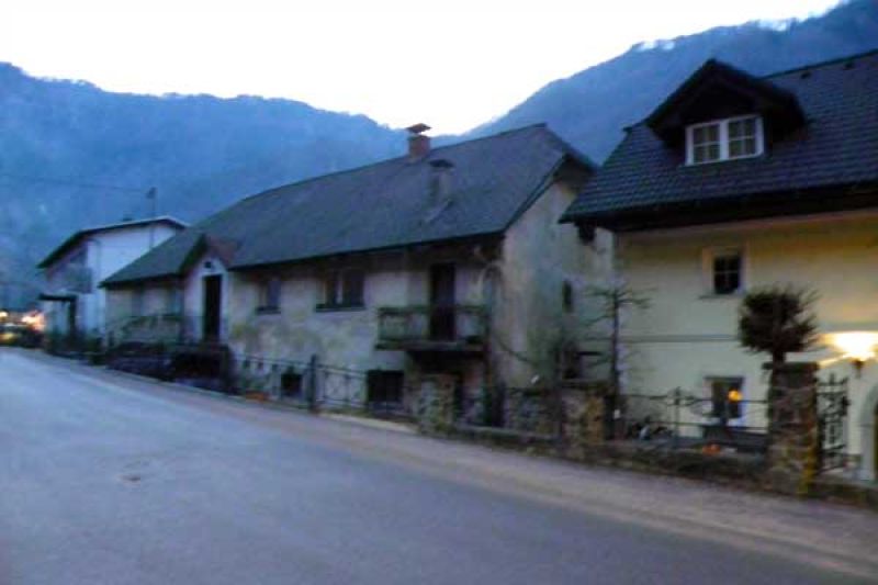 Blick auf die Hauptstraße in Kropa