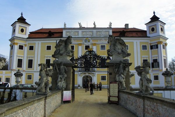 Bei einem Schlossbesuch kann man in Milotice in historische Gewänder schlüpfen