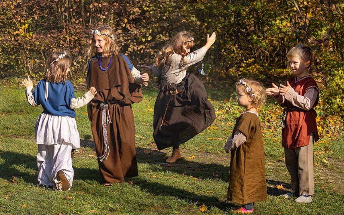 Kinder in keltischen Gewändern (Foto © Josef Schimmer)