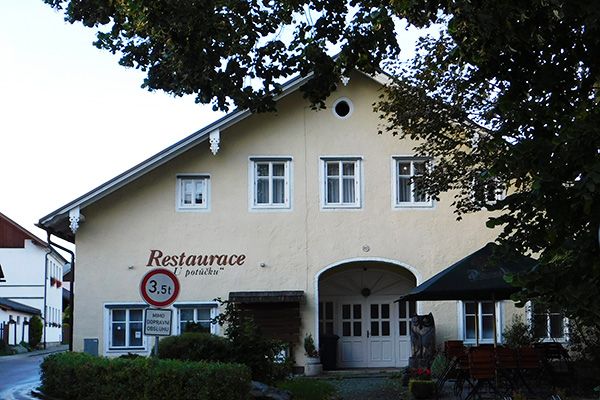Das Restaurant U Potůčku liegt an einem Bach