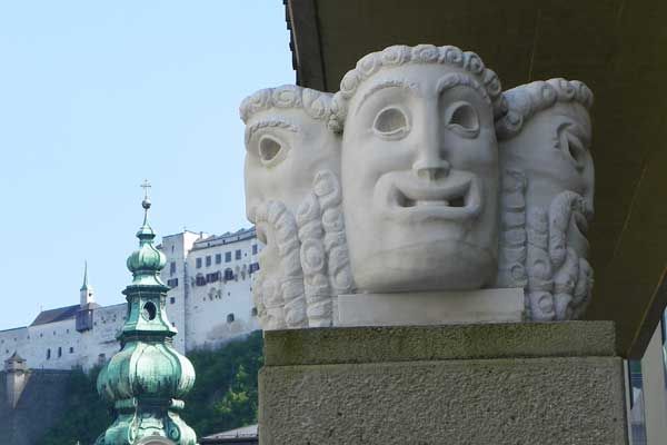 Blick von der Festspielstadt auf die Festung Hohensalzburg