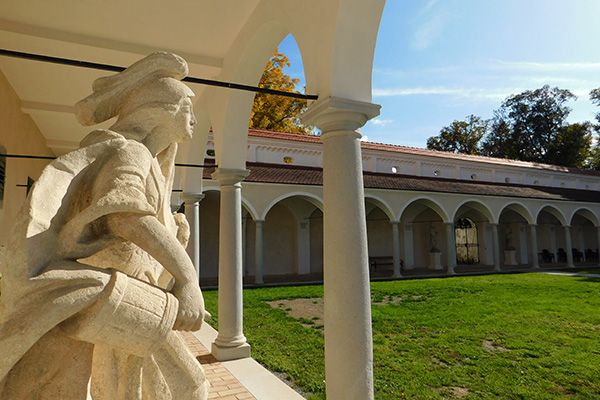 Blick in den ersten Innenhof des Schlosses Uherčice