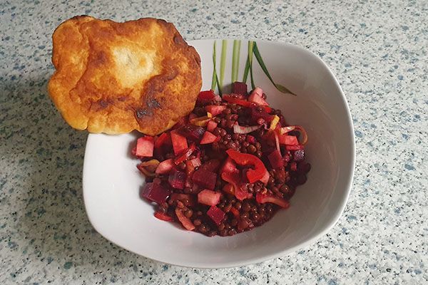 Warmer Linsensalat mit Fladenbrot