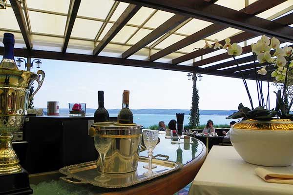 Blick aufs Meer von der Terrasse des Grand Hotel Bernardin