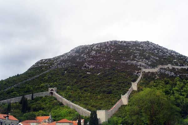 Blick auf die Mauer von Ston