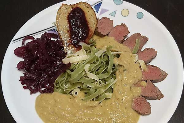 Rehfilet mit Rotweinzwiebel und Tagliatelle