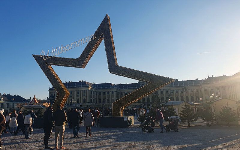 Eingang zum Weihnachtsmarkt beim Schloss Schönbrunn