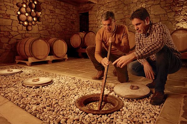 Borut Leban und sein Wein aus Amphoren (Foto © Open Villages)