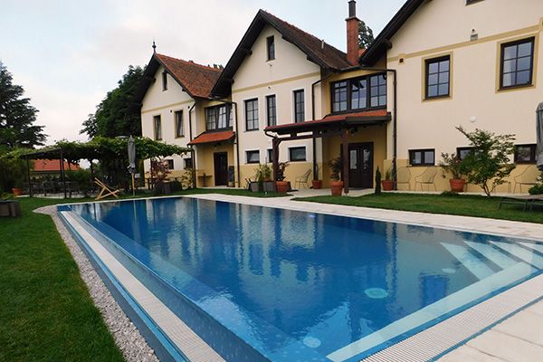 Swimmingpool mit Aussicht - im Sibon Wine & Spa Resort
