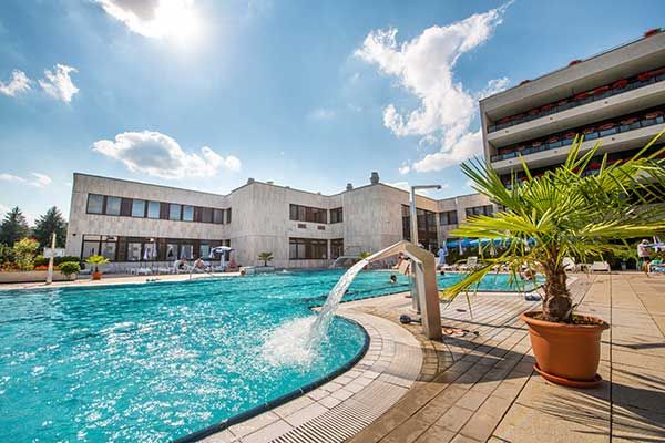 Der Outdoor-Swimming-Pool im Hotel Diamant in Dudince