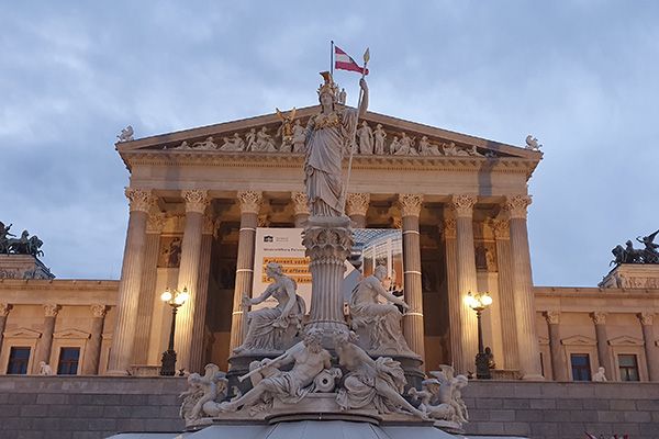 Es erstrahlt wieder in sesiner ganzen Pracht- das Parlament in Wien