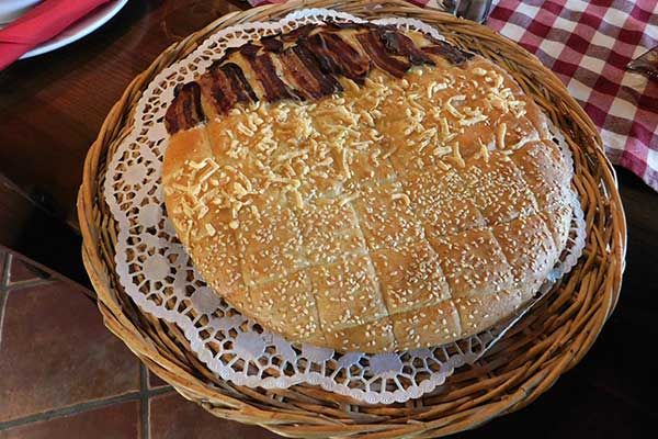 Mit der Bela Krajina Pogača werden Freunde und Gäste begrüßt