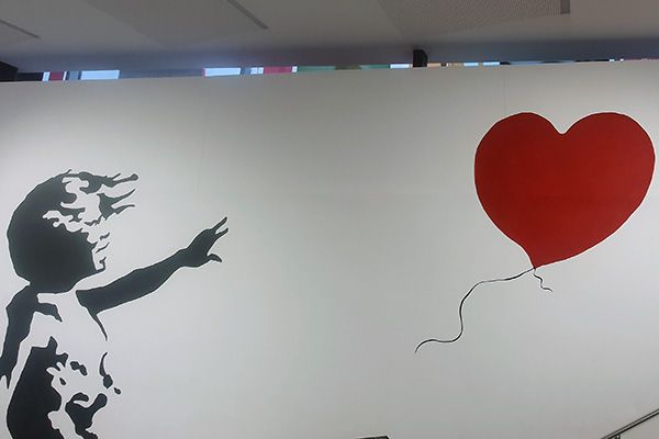 Eines seiner berühmtesten Bilder in der Banksy-Ausstellung in Wien