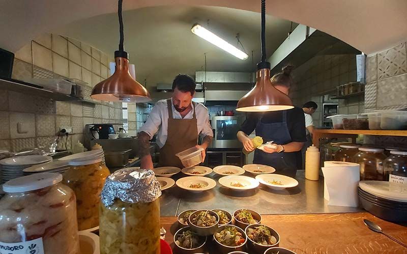 Der Chef persönlich beim Anrichten im Restaurant Sůl a Řepa