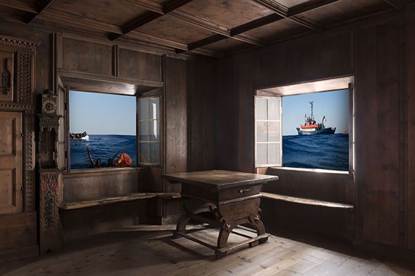 Sea Watch in einer österreichischen Bauernstube (Foto © Julia Gaisbacher, Christoph Höbart, dform, Bildbearbeitung)